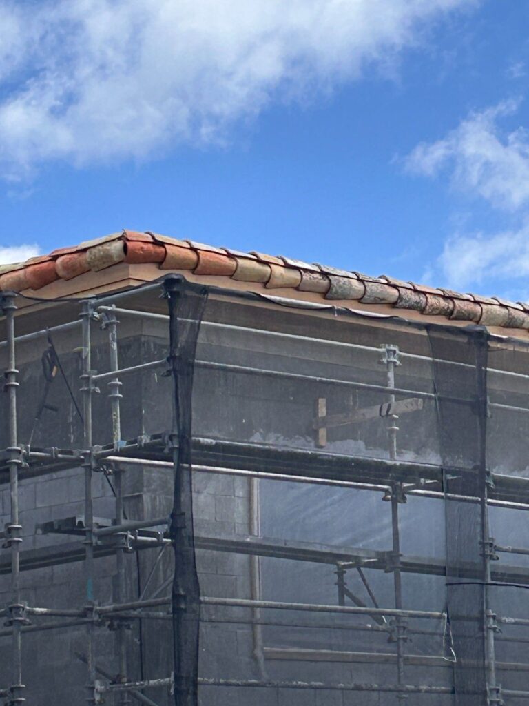 Roof overhang providing shade by Andrea D'Alessio